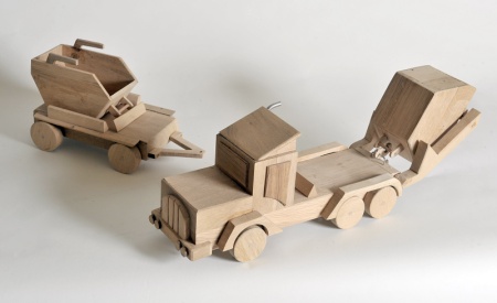 Holz-LKW, Kipper, Container aus Holz, Holzspielzeug in Handarbeit, handgefertigt